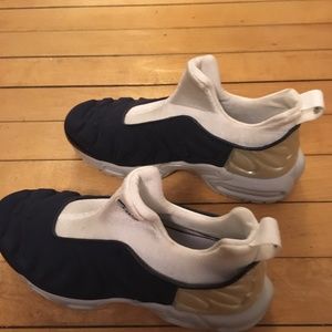 Youth Sz 5 Blue Nike Basketball Shoes